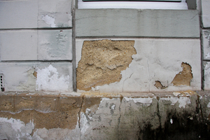  Risse und Abplatzungen im Putz an einer Außenmauer infolge von starker Salz- und Feuchtebelastung.  Fotos: MC-Bauchemie 