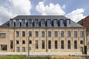  Im Predikherenklooster im belgischen Mechelen befindet sich heute die Stadtbibliothek. Am deutlichsten ist dies Veränderung an den großen neu ins Dach eingefügten Gauben zu erkennen Fotos: Luuk Kramer 