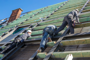  In das neue Dachtragwerk aus Stahl fügten die Handwerker außen Balken ein 