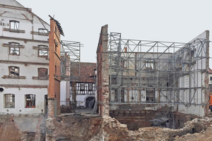  Im Zuge der Sanierung der Kitzinger Brauhöfe wurden die Gebäude komplett entkernt. Nur die Fassaden blieben erhalten 