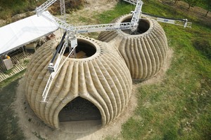  In Italien wurden von der World’s Advanced Saving Project zwei ineinander übergehende Kuppelhäuser mit Namen Tecla nach Plänen des italienischen Architekturbüros Mario Cucinella aus Lehm gedruckt 