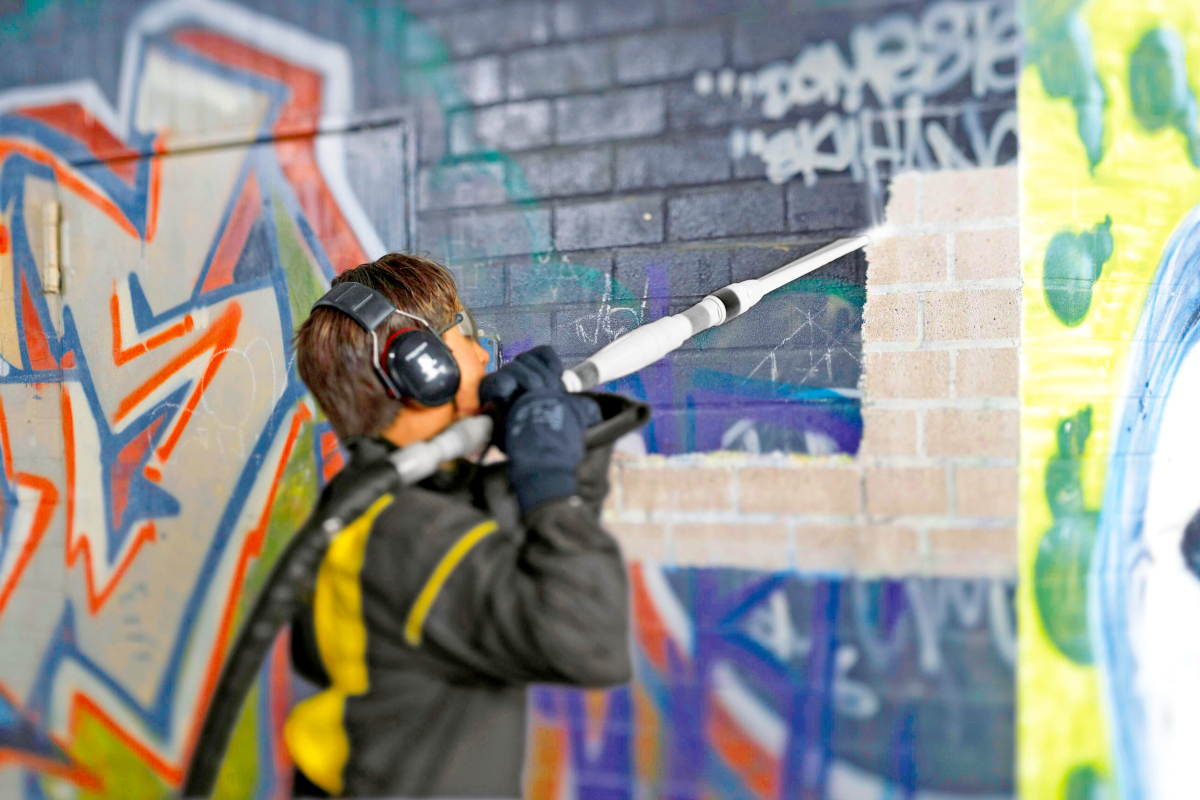 Graffiti schonend entfernen – Tipps von Kärcher - bauhandwerk