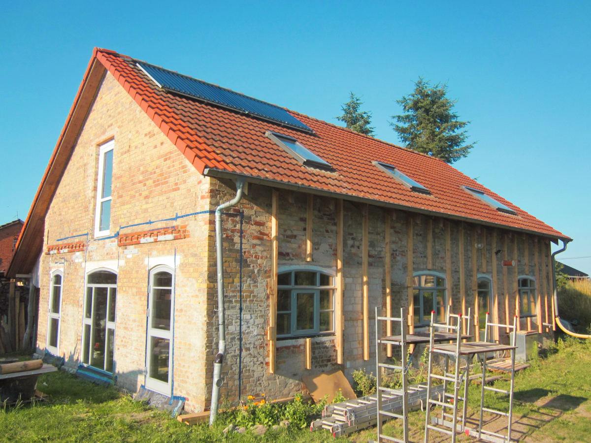 Für die Fassadendämmung mit Seegras wird ein Ständerwerk an der Fassade angebracht