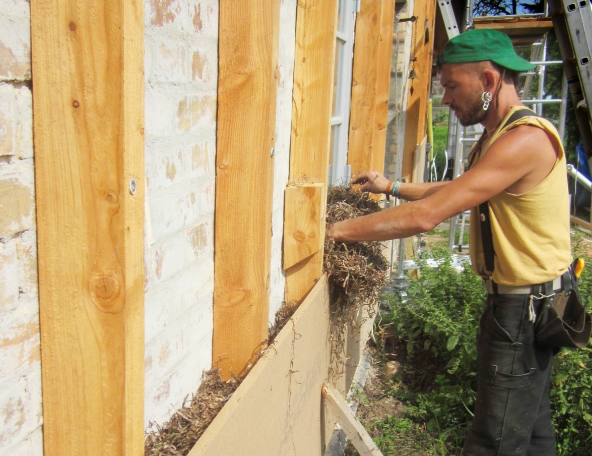 Für die Fassadendämmung mit Seegras wird ein Ständerwerk an der Fassade angebracht