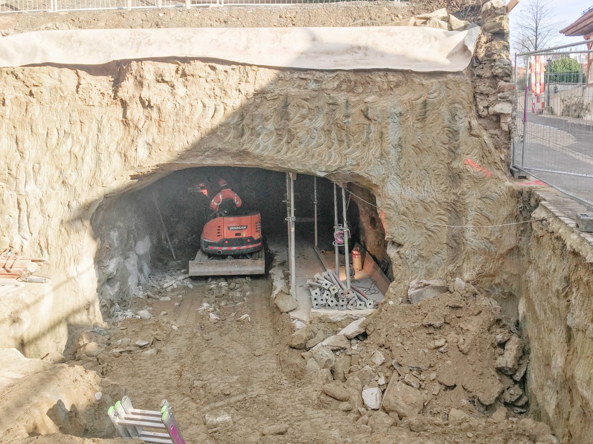 Im Gewölbekeller wurde der Betonboden neu gegossen und ein neuer Zugang über das Foyer hergestellt