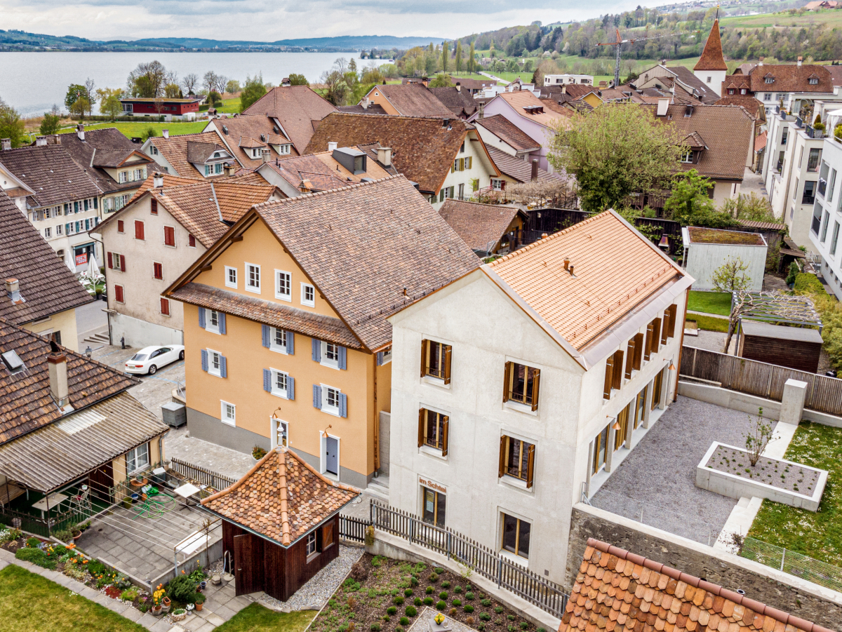 Wie Cousin und Cousine stehen der Alt- und der Neubau in der Altstadt von Sempach nebeneinander