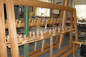  Daneben: Herstellung der Holzfenster für das Neue Museum in Berlin 
