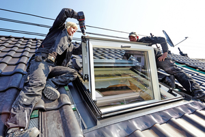  Einbau des großen quer liegenden Dachfensters in der Dachfläche aus schwarz engobierten Ziegeln Fotos (4): Lars Behrendt 