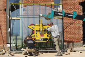  Zum Einbau der bis zu 460 kg schweren Fensterscheiben setzten die Mitarbeiter der Schreinerei Fiegenbaum einen Kran ein 