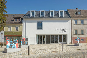  Das Gebäude des Erika-Fuchs-Museums passt sich mit seinem begrünten Dach gut in das Straßenbild von Schwarzenbach ein 