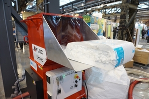  Beschickung der Einblasmaschine mit dem Mineralwolledämmstoff Knauf Insulation Supafil  
