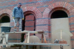  Aufmauerung von Rundbögen mit Formsteinen auf einer Baustelle in GörlitzFoto: BauSpezi Kretschmer 