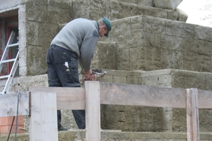  Zum Teil wurden die Steine gezielt beschädigt, um den Ruinencharakter des Tempels zu unterstützen 