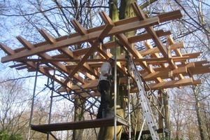  Montage der Terrasse für das Baumhaus Louisa 