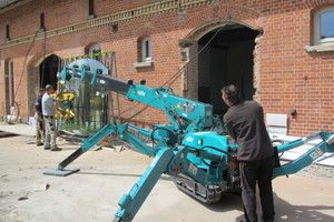  Zum Einbau der bis zu 460 kg schweren Fensterscheiben setzten die Mitarbeiter der Schreinerei Fiegenbaum einen Kran ein Foto: Schreinerei Fiegenbaum 