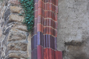  Neu eingesetzte Formsteine an einem Pfeiler der Ruine der Nicolaikirche in Bautzen 