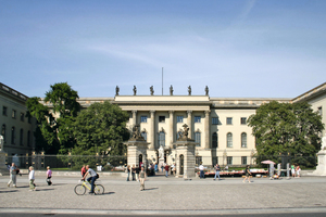  Hauptfassade der altehrwürdigen Humboldt-Universiät in BerlinFoto: Heike Zappe /Humboldt-Universität Berlin 