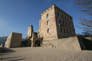  Neu erbautes Restaurant (links) und Hambacher Schloss (rechts) 