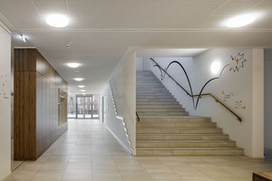  In das Obergeschoss, das sich als Rundgang dem Besucher erschließt, führt eine großzügige Haupttreppe zur Dauerausstellung 